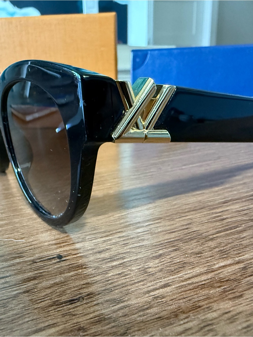 Louis Vuitton Black Round Frame Women's Sunglasses with Gold LV Logo - Picture 3 of 5